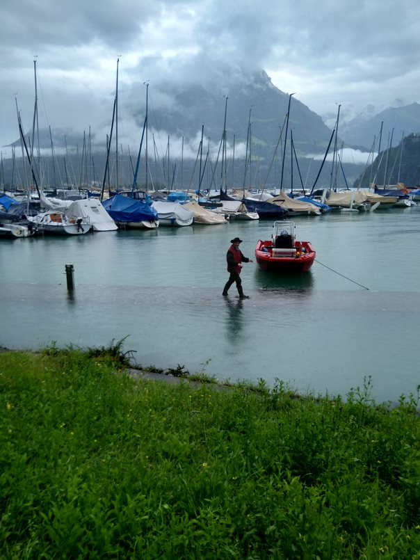 Erich geht ueber das Wasser